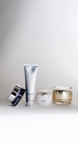 Feuchtigkeitsmasken von SENSAI nebeneinander auf einer weißen Oberfläche vor einem neurtralen Hintergrund